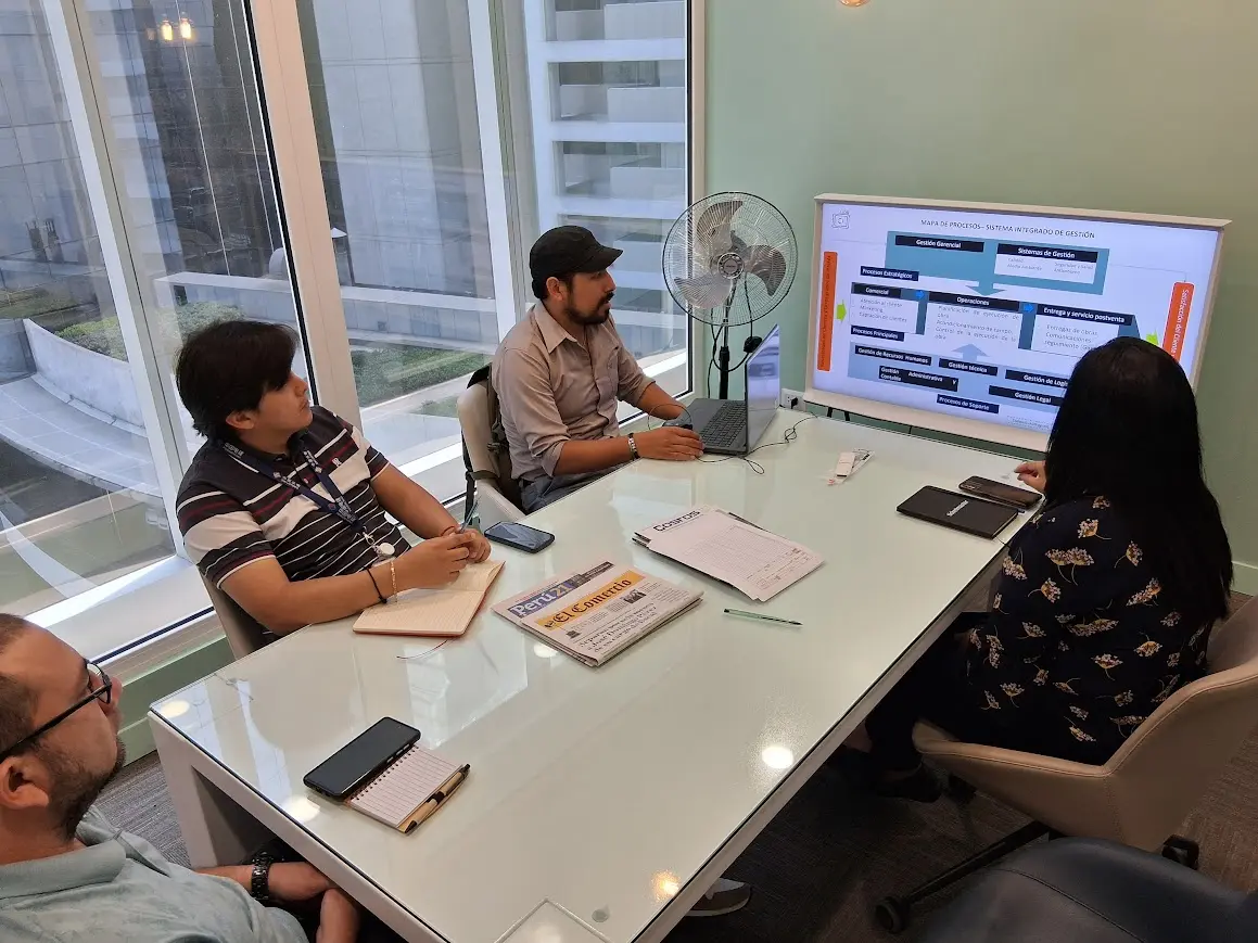 Consultor RIVISIG realizando auditoría en sitio